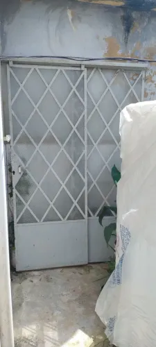 Porta de ferro antigo muito pesada e resistente medidas 1,44 largura x 2,10 altura