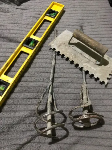 Nivel , batedor , espátula dentada