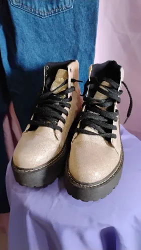 Botinha coturno dourado com brilhos