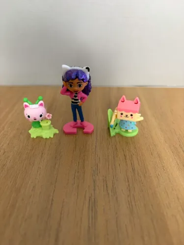 Kit com 3 colecionáveis da coleção Kinder Ovo A Casa Mágica da Gabby