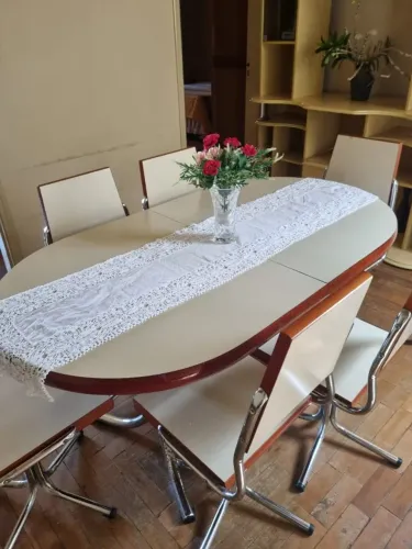 Mesa oval retrô vintage expansivel com 6 cadeiras de base cromada anos 70 e 80