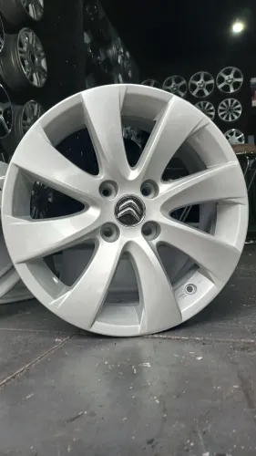Roda Citroën furação 4x108 aro 16 estão perfeitas.