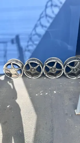 Vendo jogo de rodas aro 18, furação 5 furos, modelo esportivo.