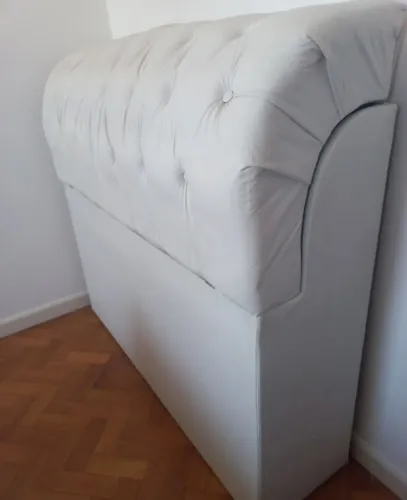 Cabeceira Estofada de Casal com Detalhe Caponê/Botone Branco