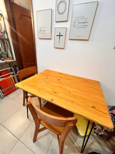 Mesa de madeira 4 lugares + 2 cadeiras Marca Tadah