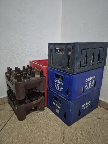 130 Garrafas de cerveja 300ml retornável + engradados