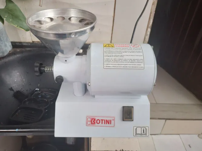 Moinho moedor de café e tempeiro com regulagem  botini bivolt