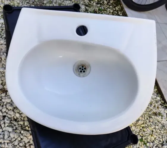 Vendo Pia / Lavatório de Banheiro em Cerâmica Branca 44cm (Com Detalhe)