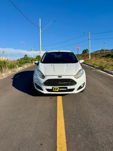 Ford Fiesta 1.6 16V Flex Aut. 5P 2015