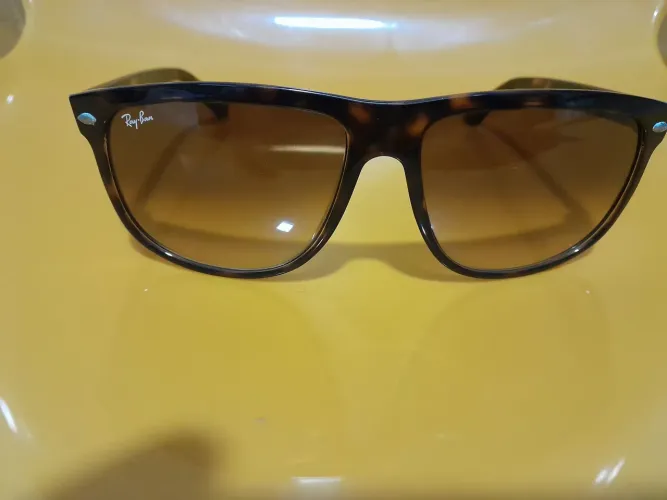 Óculos de sol Ray-BanRB4147 na cor classica e lentes degradê, que se adaptam aos rostos.