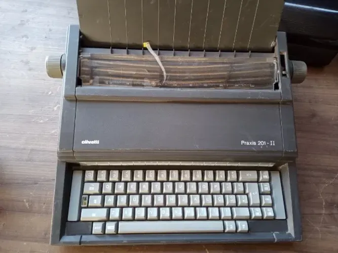  Máquina de escrever Olivetti Praxis 201-II cinza