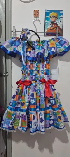 Lindo vestido de quadrilha com uma linda tiara e uma meis calça
