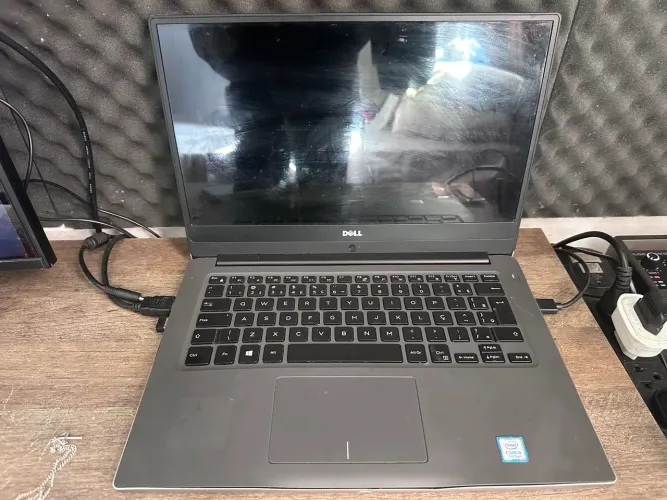 Notebook Dell Inspiron 7460 com processador Intel Core i5-7200U.