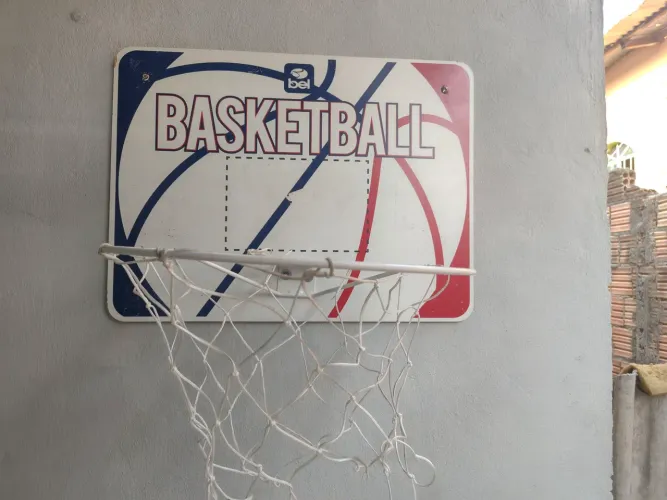 Cesta de basquete com bolo de basquete