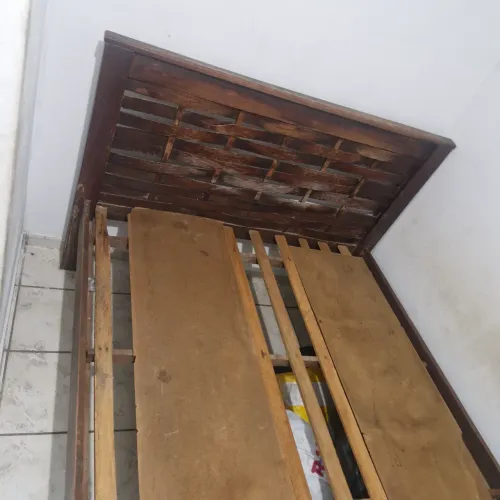 Cama de madeira para vender logo