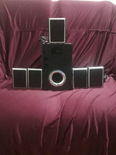 05 CAIXINHAS DE SOM, E 01 SUB WOOFER