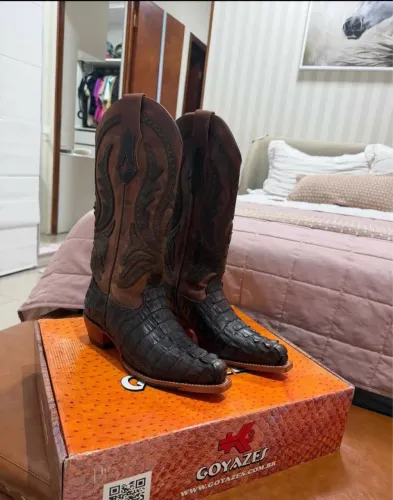 Bota feminina Goyazes couro de jacaré bico fino número 38
