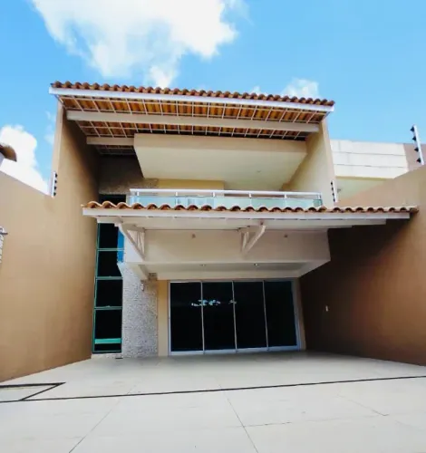 Casa duplex solta com quatro suítes no Cambeba - 223m²