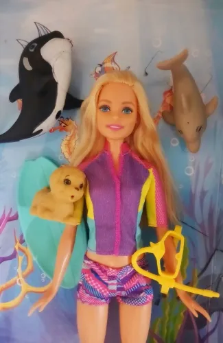 barbie do filme "barbie e os golfinhos mágicos" com acessórios 