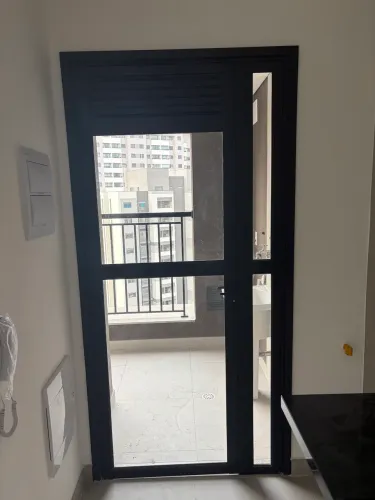 Porta de giro de vidro com esquadria