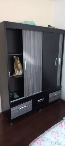 Guarda roupas em bom estado