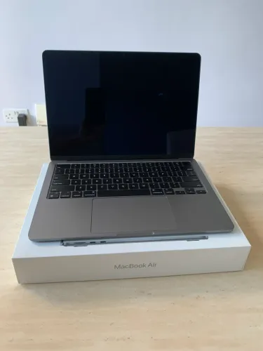 Apple MacBook Air M2 13,6?