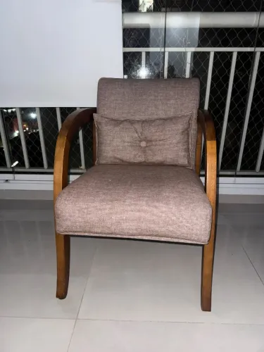 Poltrona em madeira e linho 
