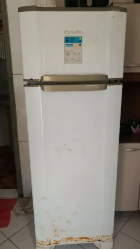 Geladeira forcionado perfeitamente de brinde um Fogão de 4 bocas q está forcionado só 2