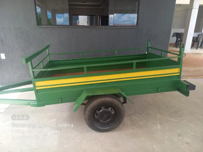 Reboque semi-novo