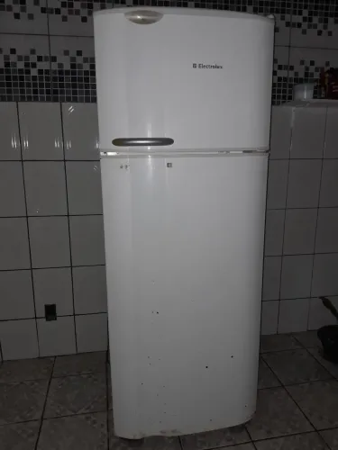 Estou vendendo essa geladeira 400 reais esta em bom estado de conservação