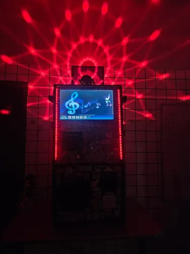 VENDO MÁQUINA KARAOKÊ / JUKEBOX