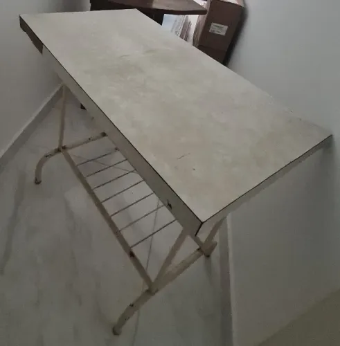 Mesa de TV retrô vintage antiga em madeira maciça e ferro