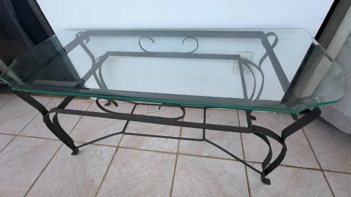 Mesa de centro em vidro e ferro trabalhado - ótima para qualquer ambiente