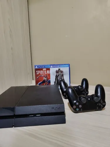 PS4 1TB + DOIS JOGOS MÍDIA FÍSICA
