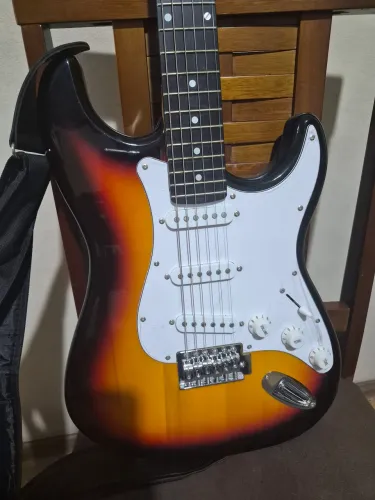 Guitarra Malibu EG-22 Strato, amplificador e acessórios