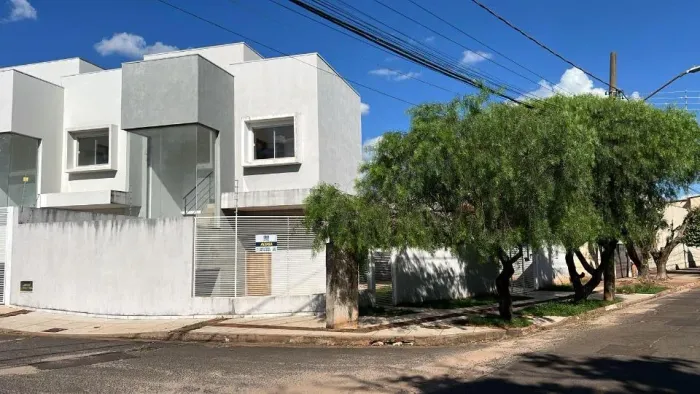 SOBRADO DE ESQUINA