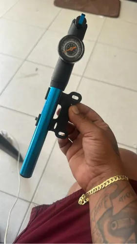 Bombinha de encher pneu Absolute com manomentro