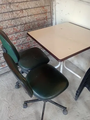 Mesa e cadeiras
