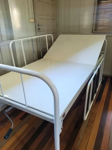Cama hospitalar em ótimo estado,com manivela.