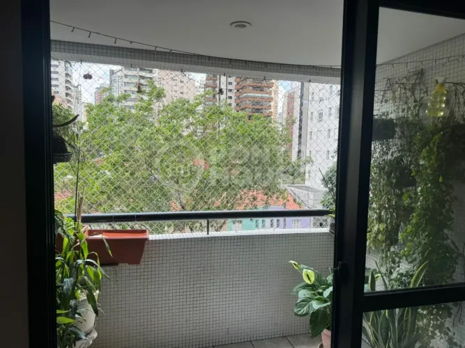 Apartamento à venda na Aclimação, 3 dormitórios e 2 vagas, próximo ao metrô