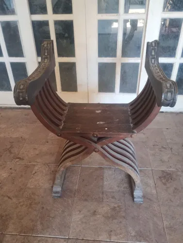 Vendo cadeira de madeira antiga Savonarola.