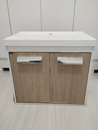 Gabinete de banheiro usado