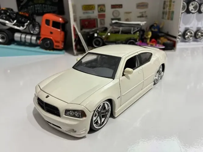 Miniatura Dodge Charger Srt 8 branco