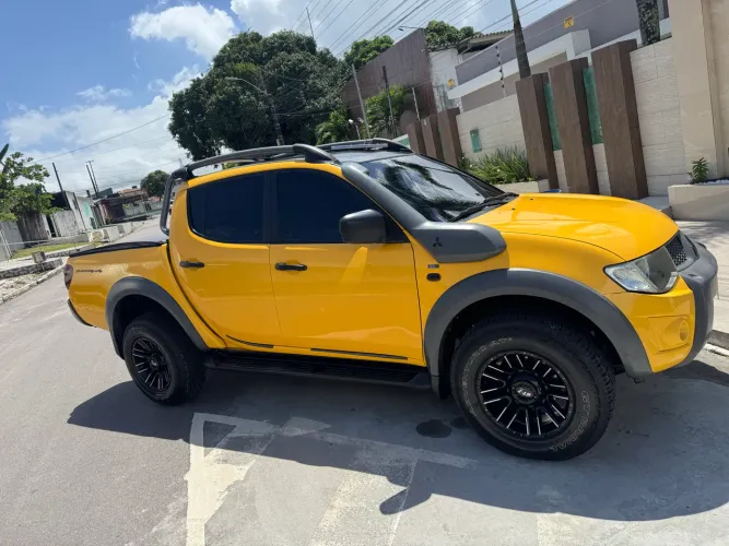 Mitsubishi L200 Triton Savana 3.2 CD TBI Dies. Mec. 2015