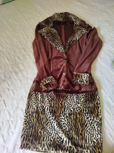 Conjunto de blazer e saia em veludo 