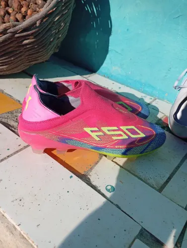 Vai chuteira da Adidas e uma socayte Fut 7 da Nike original as duas cuida pra garantir