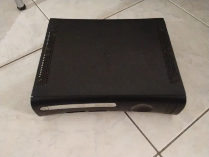 Xbox não liga, deve ser a fonte, com controle e jogos. Vendo do jeito que está! Sem mimimi