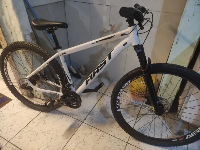 Bike First Aro 29 - Semi Nova | Freio a Disco | Ótimo Estado