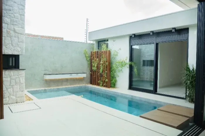 Casa com 03 suítes e piscina