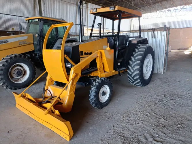 Trator Valtra Valmet 885 com lâmina em Ariquemes